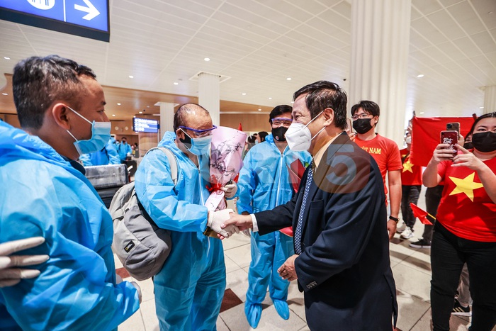 Ấm lòng khoảnh khắc tuyển Việt Nam được đồng bào chào đón tại UAE - Ảnh 4.