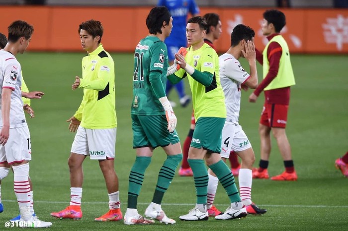 Loạt ảnh hiếm hoi của Văn Lâm trong ngày đầu xuất hiện ở J.League: Diện vest bảnh bao, có tín hiệu đáng mừng cho tuyển Việt Nam  - Ảnh 2.