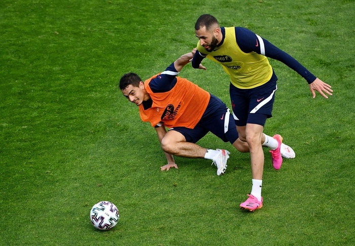 Karim Benzema chăm chỉ trong ngày đầu tập luyện cùng tuyển Pháp - Ảnh 14.