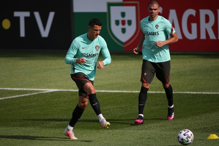 Ronaldo tập luyện để chuẩn bị cho Euro 2020, gây chú ý khi mang vào sân một vật có thể làm bị thương các đồng đội - Ảnh 5.