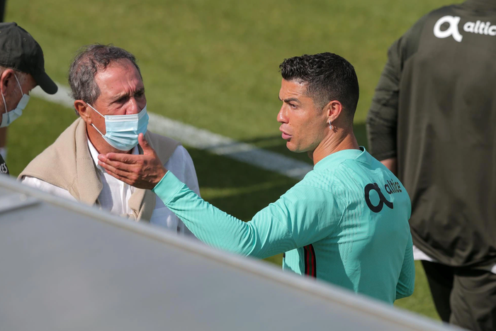 Ronaldo tập luyện để chuẩn bị cho Euro 2020, gây chú ý khi mang vào sân một vật có thể làm bị thương các đồng đội - Ảnh 2.