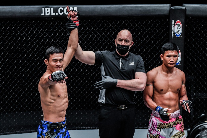 Saemapetch Fairtex hạ đo ván đồng hương Kulabdam Uthai bằng cú đòn bất ngờ - Ảnh 4.