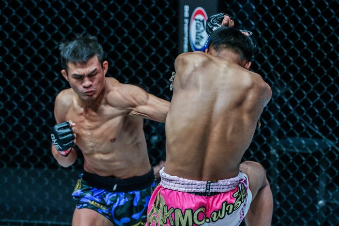 Saemapetch Fairtex hạ đo ván đồng hương Kulabdam Uthai bằng cú đòn bất ngờ - Ảnh 3.