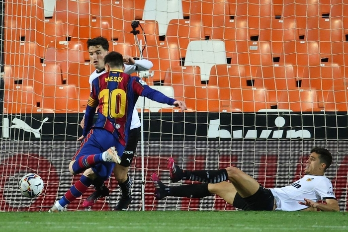 Barcelona thắng ngược kính tính trước Valencia để trở lại đường đua vô địch La Liga - Ảnh 5.