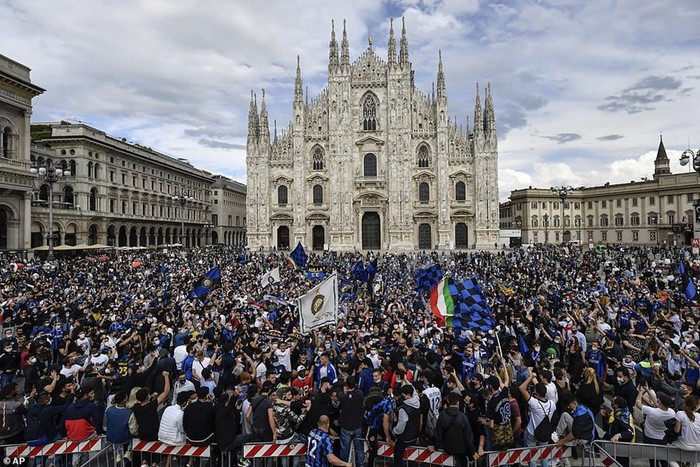 Hàng nghìn CĐV Inter đổ ra đường ăn mừng vô địch, nhiều người không đeo khẩu trang - Ảnh 1.