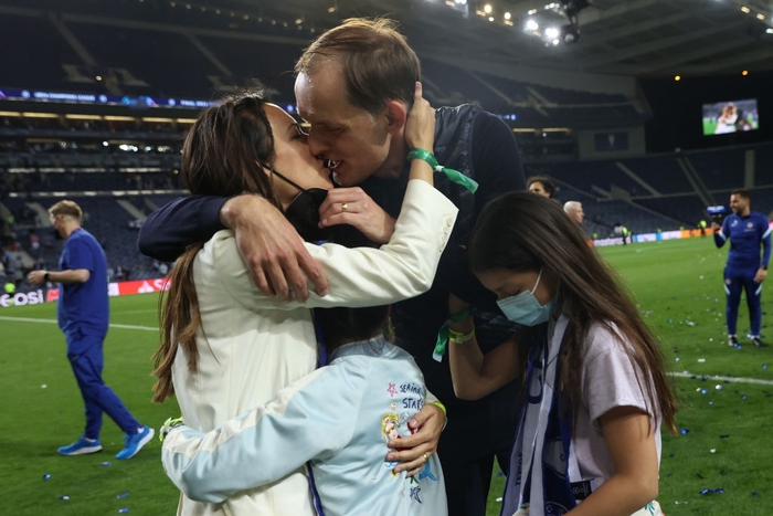 HLV Chelsea nhận cái ôm và nụ hôn thắm thiết từ &quot;người đặc biệt&quot; sau chức vô địch Champions League - Ảnh 4.