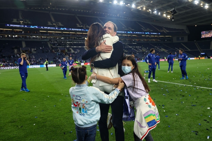 HLV Chelsea nhận cái ôm và nụ hôn thắm thiết từ &quot;người đặc biệt&quot; sau chức vô địch Champions League - Ảnh 3.