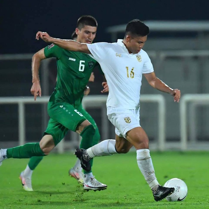 Thắng giòn giã Uzebekistan, Thái Lan tự tin giành vé đi tiếp World Cup 2022 - Ảnh 2.