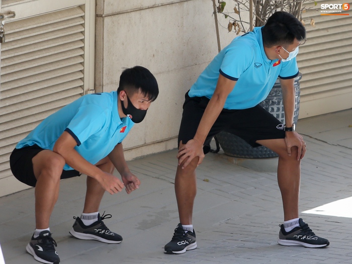 Tuyển Việt Nam tìm bóng mát tập thể dục trước bữa trưa ngày 31/5 - Ảnh 5.