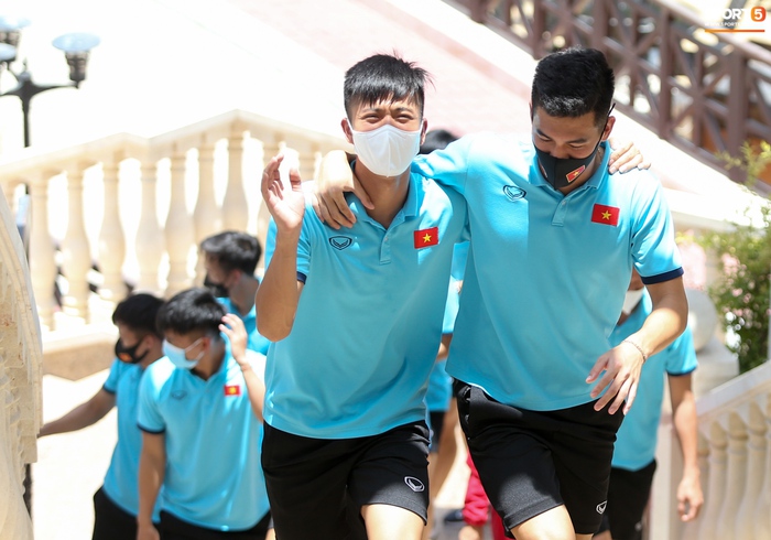 Tuyển Việt Nam tìm bóng mát tập thể dục trước bữa trưa ngày 31/5 - Ảnh 10.