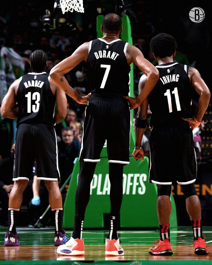 Bộ ba Durant-Harden-Irving dễ dàng hủy diệt Boston Celtics ở game 4 NBA Playoffs 2021.