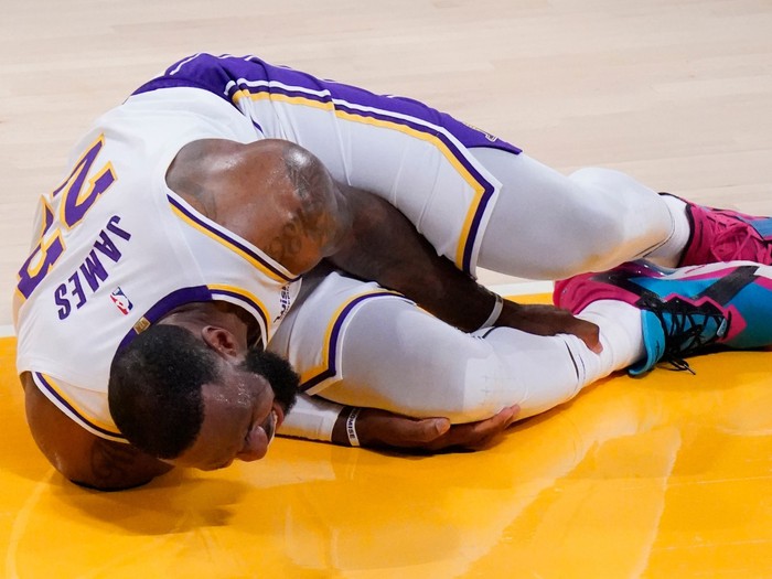Đối mặt nguy cơ đánh Play-In, liệu Los Angeles Lakers có nên để LeBron James nghỉ ngơi hoàn toàn? - Ảnh 2.