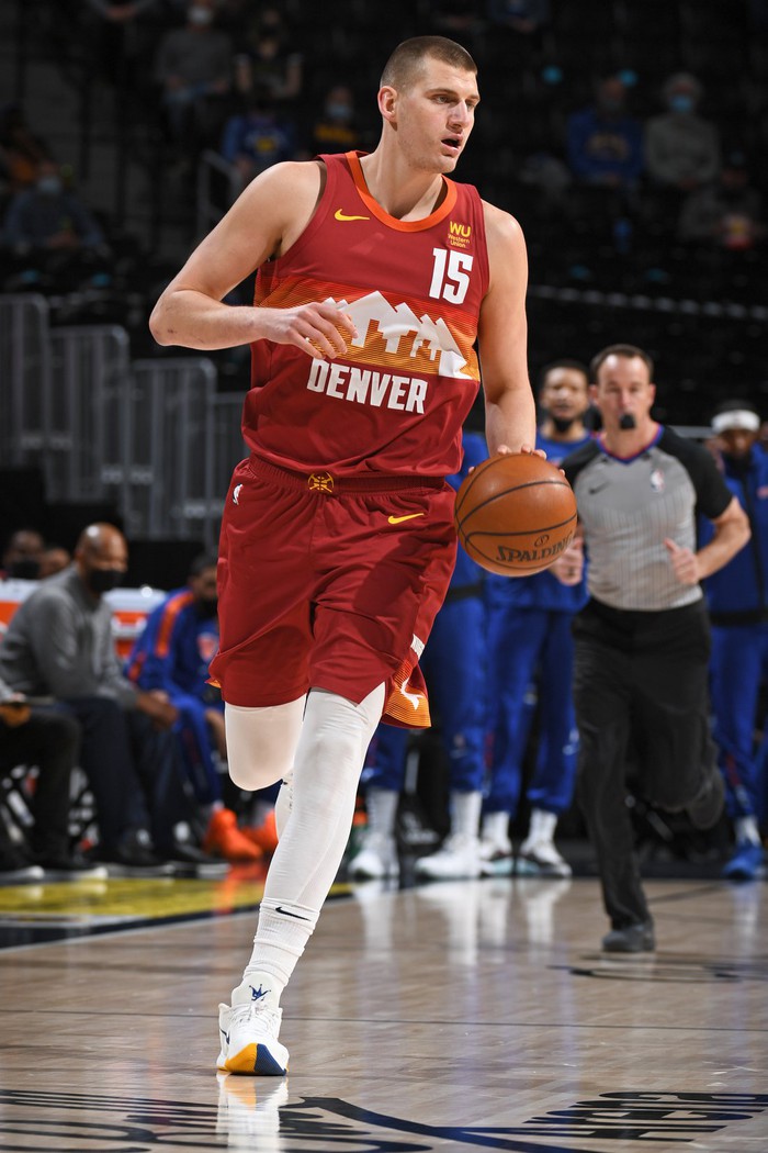 Úp rổ 4 lần chỉ trong ít phút, &quot;chàng béo&quot; Nikola Jokic cho &quot;ngựa ô&quot; New York Knicks hít khói từ hiệp đấu đầu tiên - Ảnh 2.