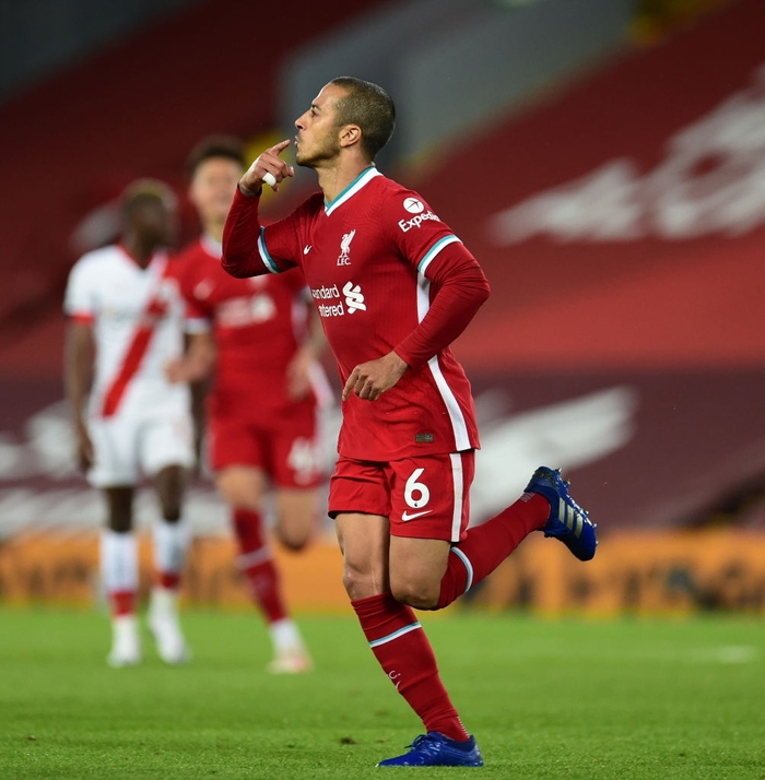 Thắng nhẹ nhàng 2-0, Liverpool tiếp tục bám đuổi top 4 - Ảnh 8.