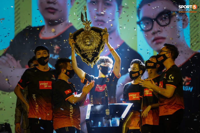 Cộng đồng Liên quân Mobile Việt Nam thay nhau chúc mừng lần vô địch thứ 5 của Team Flash - Ảnh 1.