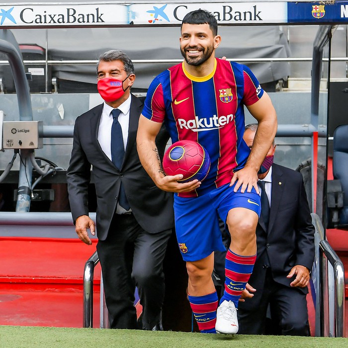 Chùm ảnh: ngày Sergio Aguero ra mắt sân Camp Nou  - Ảnh 1.