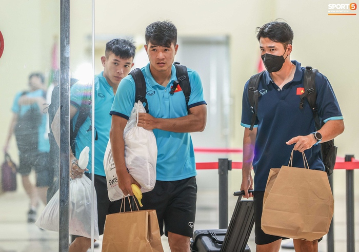 Tuyển thủ Việt Nam lộ vẻ mệt mỏi, tay xách nách mang sau trận đấu muộn với Jordan - Ảnh 2.