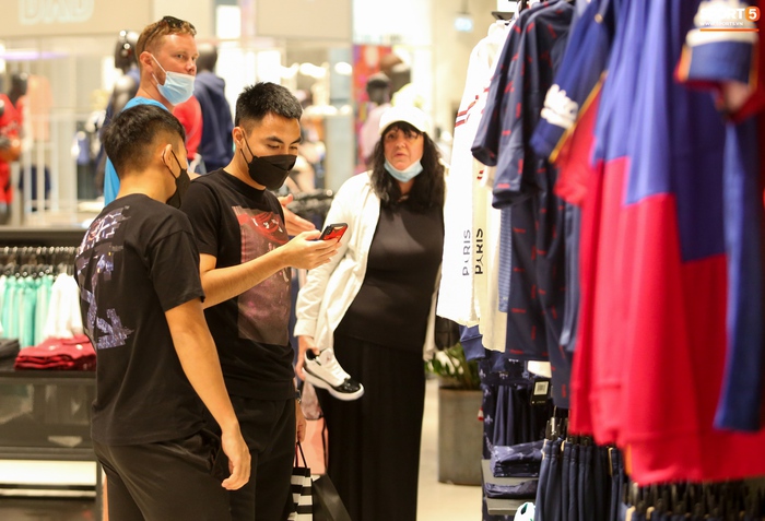 Duy Mạnh tranh thủ đi mua đồ cho con ở trung tâm mua sắm lớn nhất thế giới Dubai Mall - Ảnh 6.