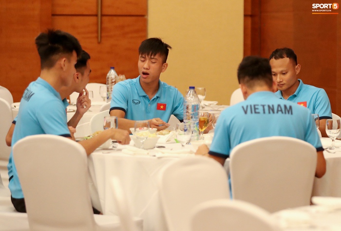 Cận cảnh bữa trưa buffet của đội tuyển Việt Nam sau trận hoà Jordan - Ảnh 5.