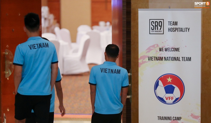 Cận cảnh bữa trưa buffet của đội tuyển Việt Nam sau trận hoà Jordan - Ảnh 2.