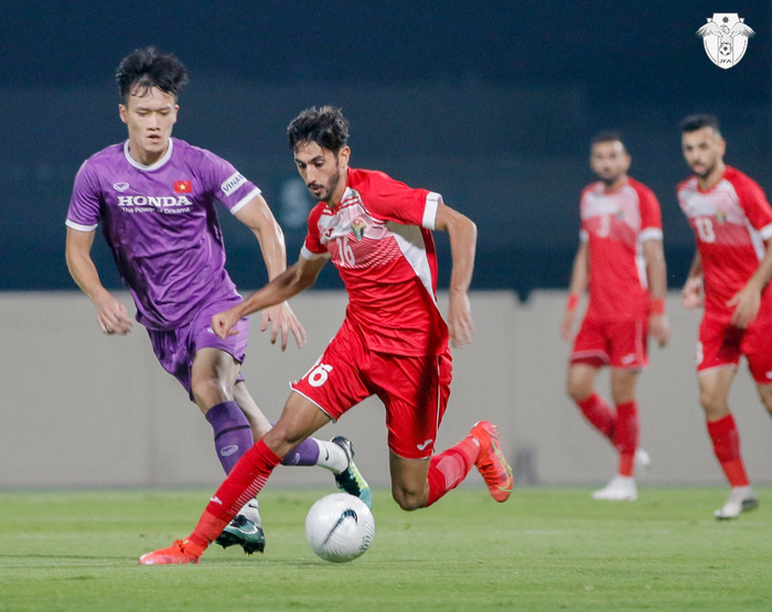 HLV Park Hang-seo đưa Văn Hậu vào sân thi đấu ở trận hoà Jordan - Ảnh 6.