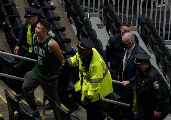 Không chỉ Kyrie Irving, cảnh sát Boston cũng là nạn nhân bởi fan hâm mộ quá khích tại TD Garden - Ảnh 3.