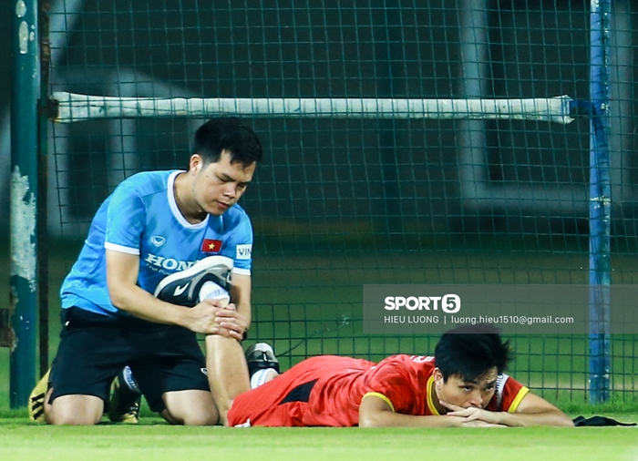 Tuấn Anh giật mình vì bị Quang Hải ngã đè lên người khi tập riêng - Ảnh 2.