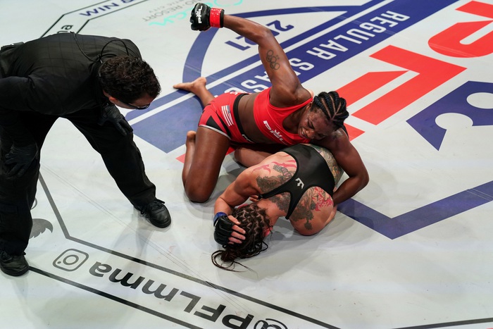 Nữ võ sĩ quyền Anh số 1 thế giới giành chiến thắng &quot;hú hồn&quot; trong ngày ra mắt làng MMA - Ảnh 7.