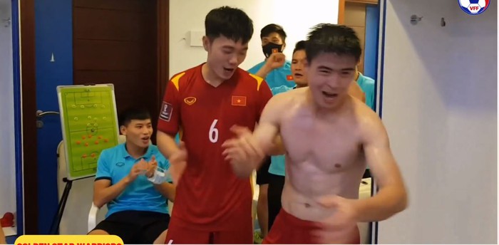 Tuyển Việt Nam ăn mừng cực sung khi thắng Malaysia - Ảnh 2.