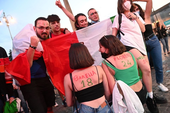 Hotgirl tràn ngập fanzone xem trận khai mạc Euro 2020 - Ảnh 2.
