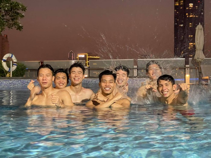 Tuyển Việt Nam vui đùa thoả thích bên bể bơi thư giãn sau chiến thắng Malaysia - Ảnh 3.