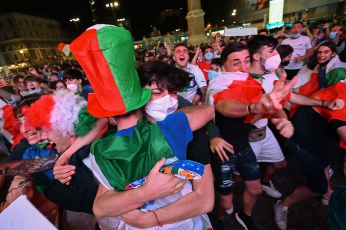 Hotgirl tràn ngập fanzone xem trận khai mạc Euro 2020 - Ảnh 12.