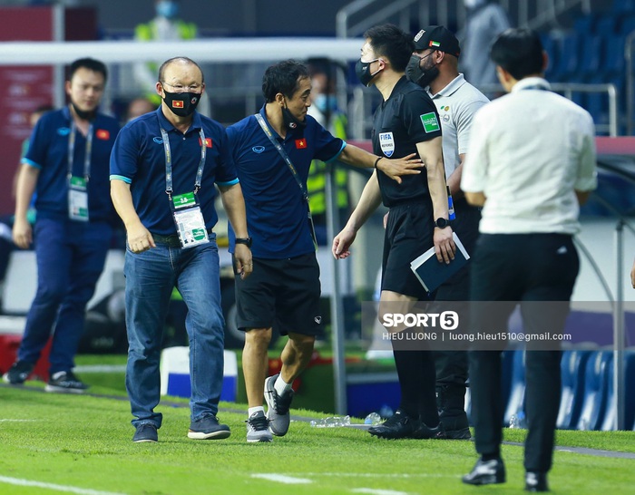 HLV Park Hang-seo bật cười sau khi tuyển Việt Nam bị thủng lưới trước Malaysia - Ảnh 12.