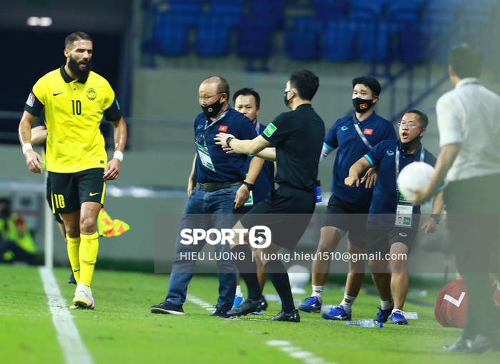 HLV Park Hang-seo bị cấm chỉ đạo trận UAE - Ảnh 1.