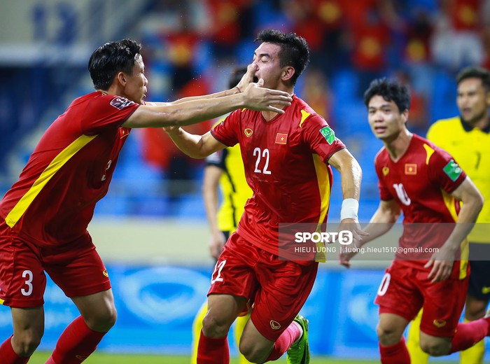 Văn Toàn trách Quế Ngọc Hải quên công mình kiếm penalty cho tuyển Việt Nam  - Ảnh 2.