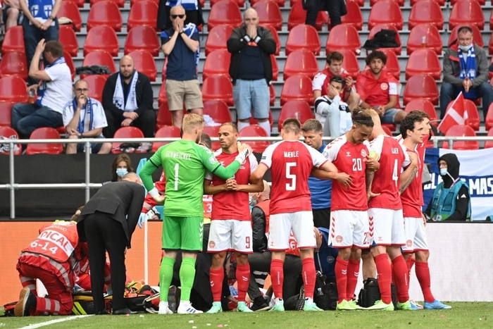 Gặp phải sự cố hi hữu, Đan Mạch bất ngờ để thua đối thủ yếu nhất bảng - Ảnh 3.