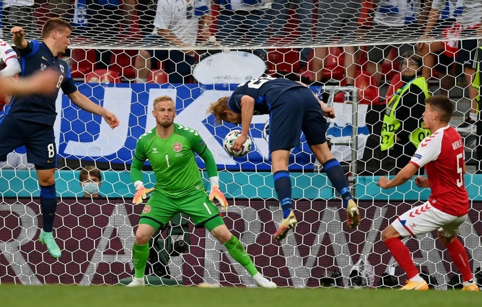 Gặp phải sự cố hi hữu, Đan Mạch bất ngờ để thua đối thủ yếu nhất bảng - Ảnh 7.