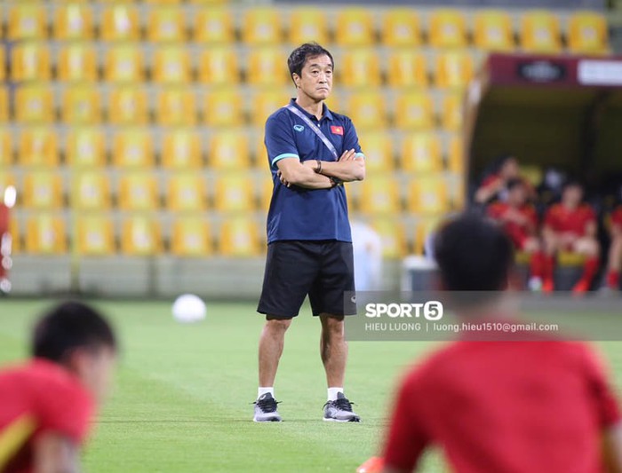 HLV Park Hang-seo tỉ mỉ trao đổi với trợ lý trên khán đài trước trận Việt Nam đấu UAE - Ảnh 7.