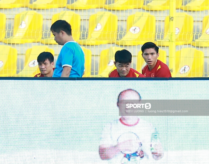 Thầy Park &quot;chơi khó&quot; ở buổi tập của tuyển Việt Nam, phóng viên UAE chán nản suýt bỏ về sớm - Ảnh 3.