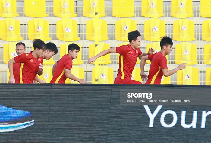 Thầy Park chơi khó ở buổi tập của tuyển Việt Nam, phóng viên UAE chán nản suýt bỏ về sớm - Ảnh 7.