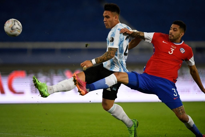Argentina bất lực để Chile cầm hòa trong ngày Lionel Messi lập siêu phẩm đá phạt - Ảnh 2.