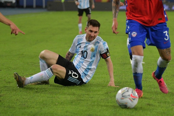 Messi nhận cú đúp &quot;quả đắng&quot;: Hết ngã bò ra sân vì đi bóng bất thành, còn bị hậu vệ đối phương lừa qua &quot;dễ như ăn kẹo&quot; - Ảnh 3.