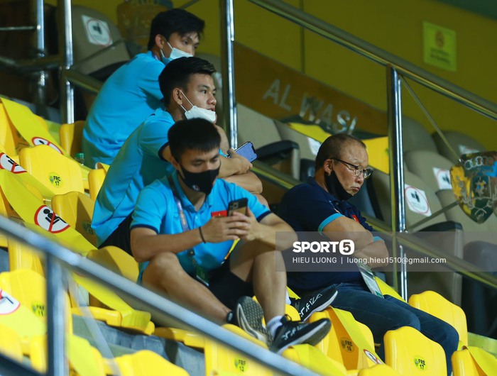 HLV Park Hang-seo tỉ mỉ trao đổi với trợ lý trên khán đài trước trận Việt Nam đấu UAE - Ảnh 3.