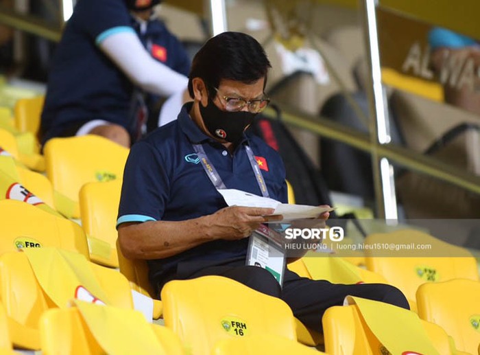 HLV Park Hang-seo tỉ mỉ trao đổi với trợ lý trên khán đài trước trận Việt Nam đấu UAE - Ảnh 5.