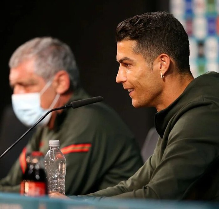 Ronaldo gạt phăng Coca Cola trong buổi họp báo, thay thế bằng... nước lọc - Ảnh 2.