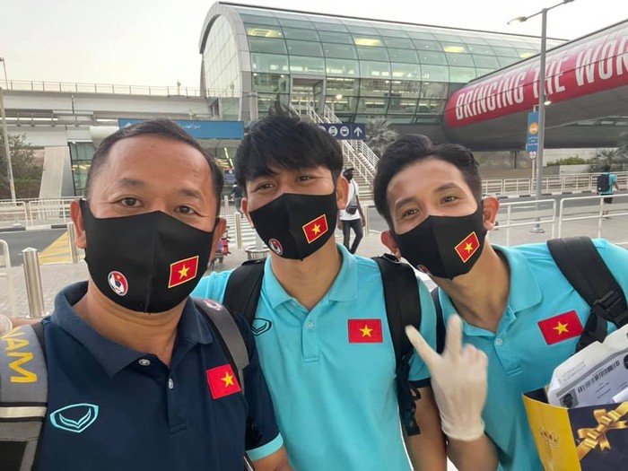 Đội tuyển Việt Nam về nước sau vòng loại World Cup 2022: Các cầu thủ tranh chuẩn bị lên máy bay, hành trình kéo dài gần 8 tiếng - Ảnh 5.