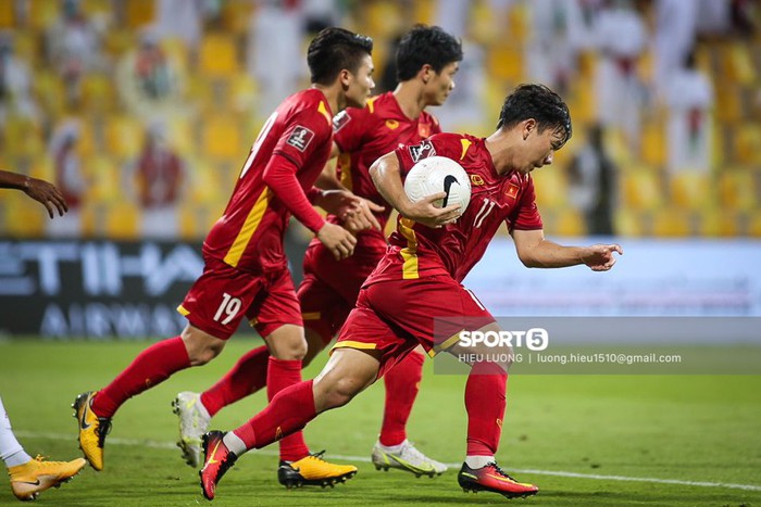 Fan xúc động trước hình ảnh Minh Vương ghi bàn xong vội vã ôm bóng vào sân tiếp tục trận đấu mong gỡ hoà cho tuyển Việt Nam - Ảnh 1.
