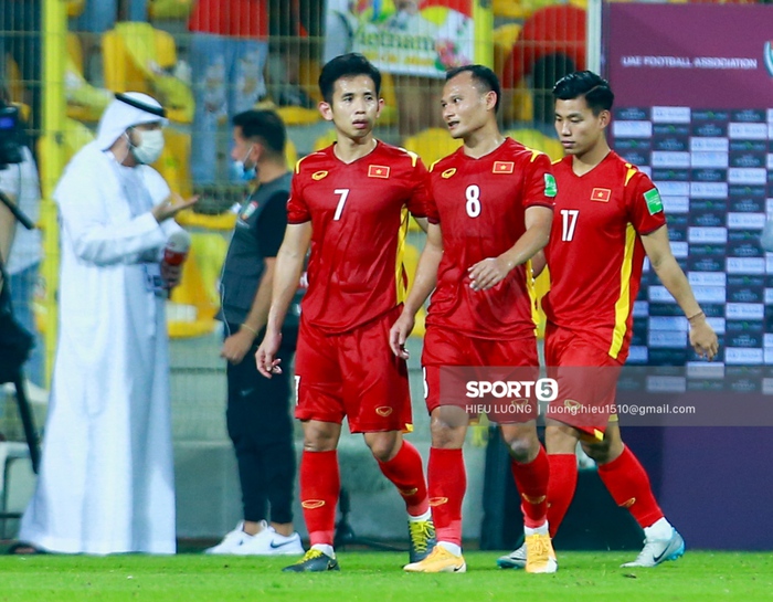 Tuyển Việt Nam buồn bã rời sân Zabeel sau trận thua UAE - Ảnh 6.