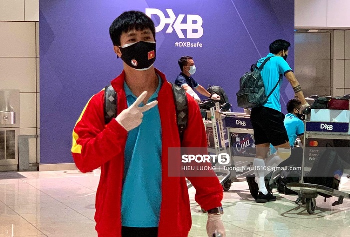 Đội tuyển Việt Nam về nước sau vòng loại World Cup 2022: Các cầu thủ tranh chuẩn bị lên máy bay, hành trình kéo dài gần 8 tiếng - Ảnh 3.