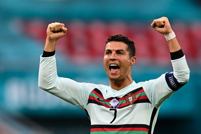 Ronaldo xác lập liên tiếp 2 kỷ lục mới sau khi ghi bàn tại Euro 2020 - Ảnh 1.